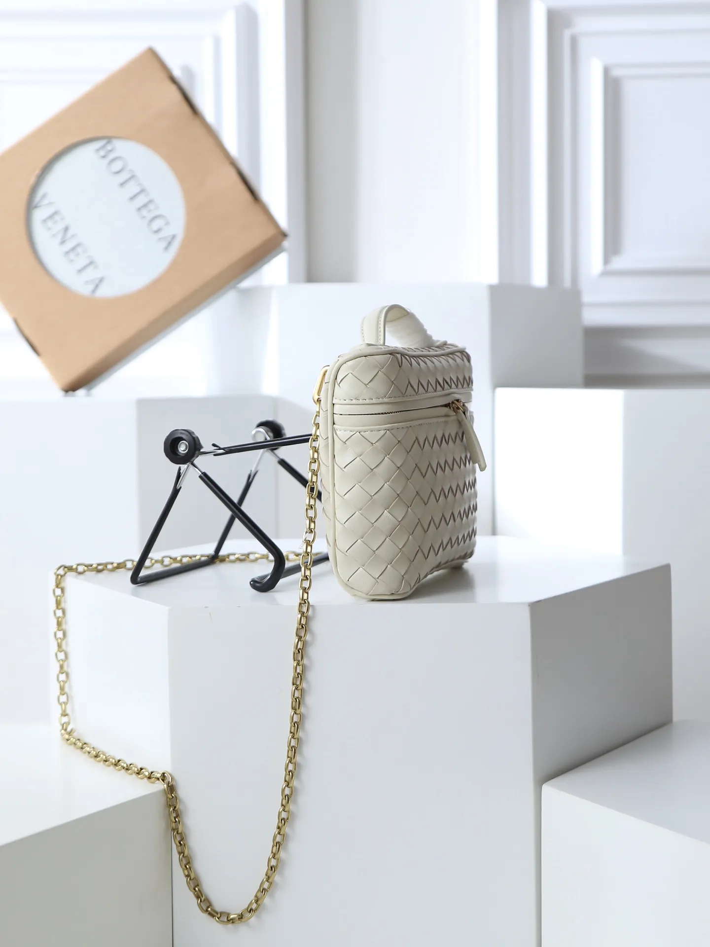 800. BOTTEGA VENETA2025 new women's small Soft Vanity bag adopts the classic Intrecciato weaving technique, inheriting the classics. The ring buckle design 😎 The light metal chain gives you a high-end sense of matching. The chain is removable, so you can wear it as a small bag ~ An elegant small bag that is perfect for participating in events. The overall body of the bag is as soft as marshmallow and can be easily kneaded, showing the strong toughness and high-end feel of the leather. The touch of sheepskin is so amazing. It is so healing when pinched! I have absolutely no resistance to small bags! ! ! Style number: 843800 Size: 19*14*3cm
